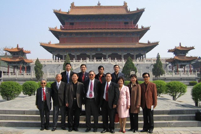 2006年4月17日，关公网站长关志杰组织2005美国旧金山“谒关之旅”访问许昌 