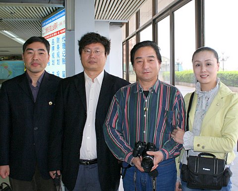 2006年12月1日组织关公网祝贺团前往泰国，深圳关义春博士(左二)在罗湖海关送行 