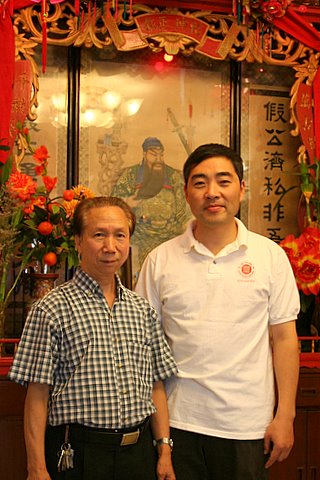 旅港关氏宗亲总会秘书长关铁成宗长(左)和关志杰宗长(右)合影（关乐声摄影）  