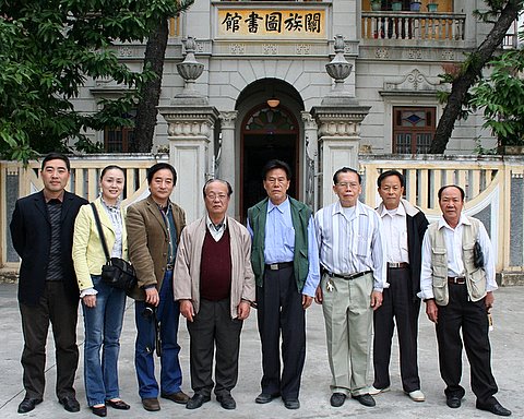 2006年11月，拜访广东开平关族图书馆并和图书馆首长合影留念（关炳辉摄影）  