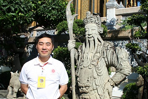 关公网站长、关公后裔关志杰在泰国曼谷大皇宫和“关公”雕像合影（关和燊摄影） 