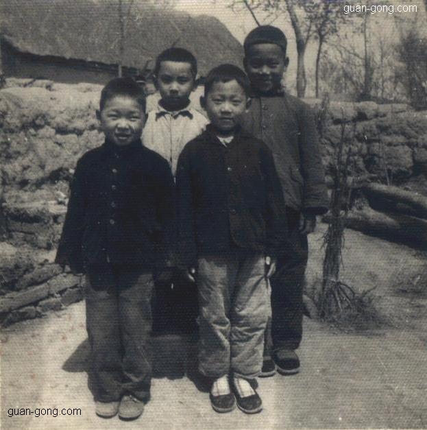 1972年河南长葛冢杨村，几位关公后裔在祖父家中拍合影照