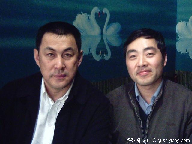 2005年4月15日，关公网站长关志杰访问中国著名实力派演员陆树铭（左）