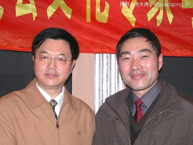 2006年2月10日，关公网站长关志杰邀请著名摄影家朱正明先生（左）为关公网顾问 